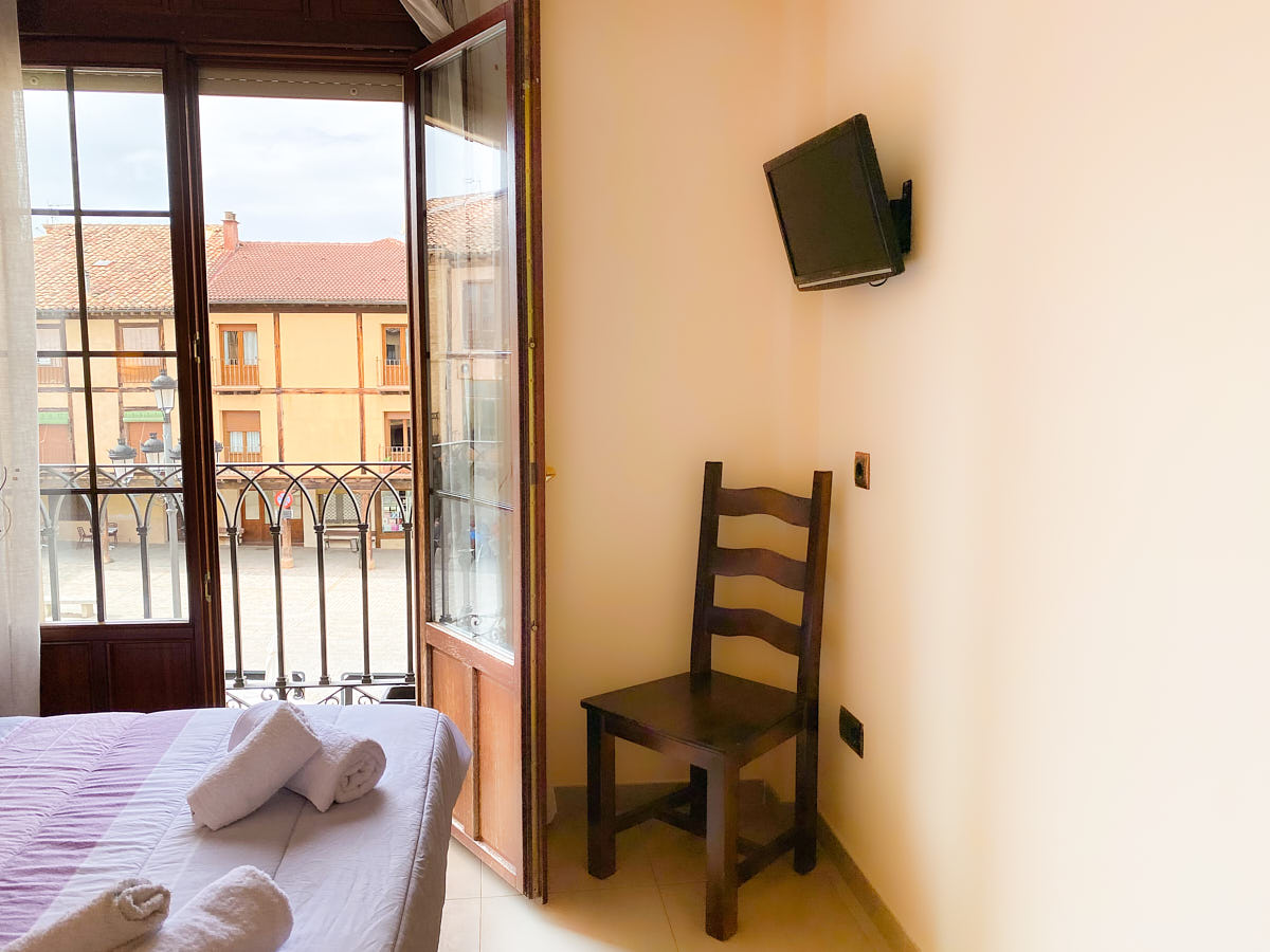 Dormir en Berlanga de Duero Habitación 103 silla