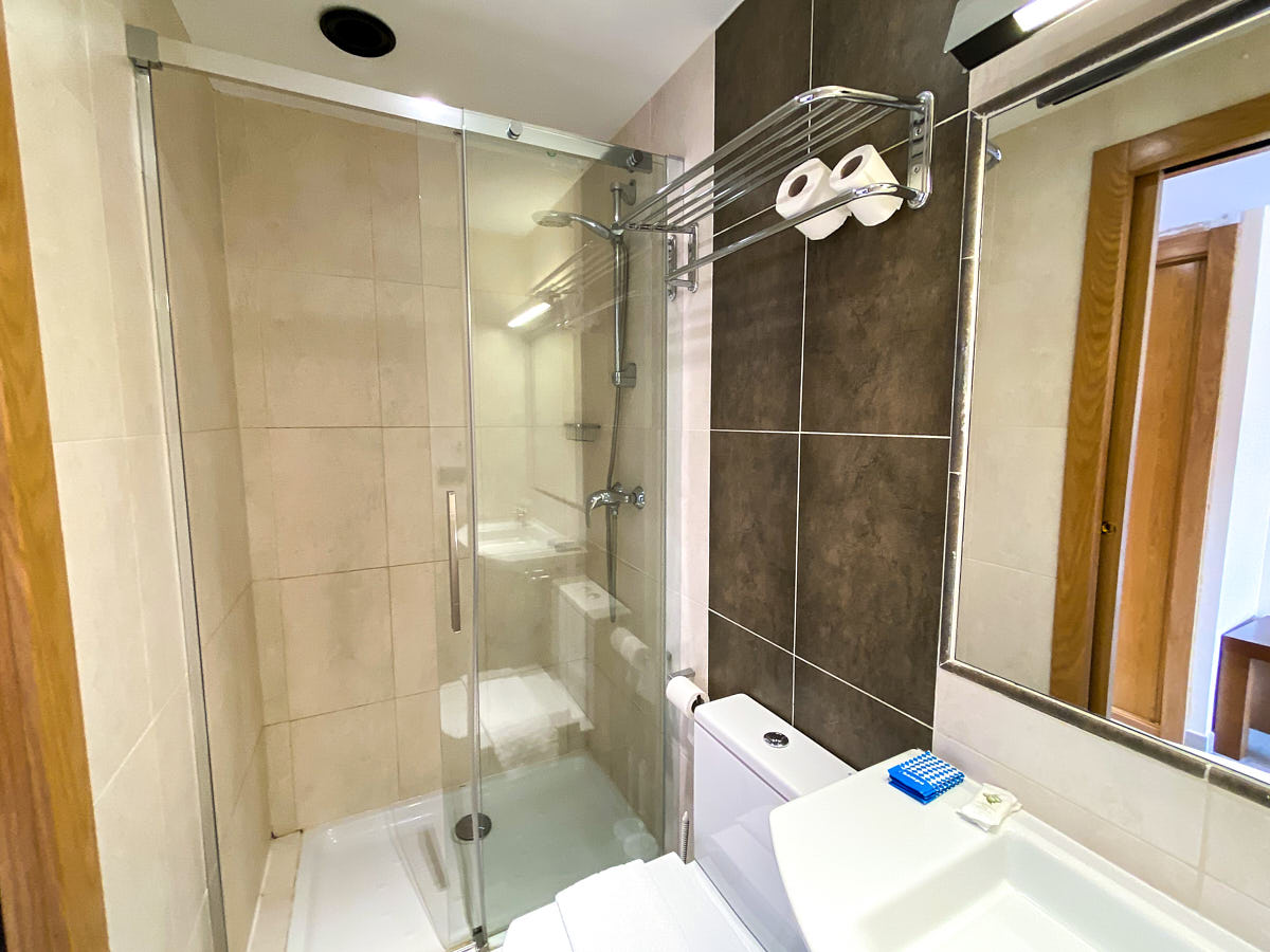 Dormir en Berlanga de Duero Habitación 103 ducha