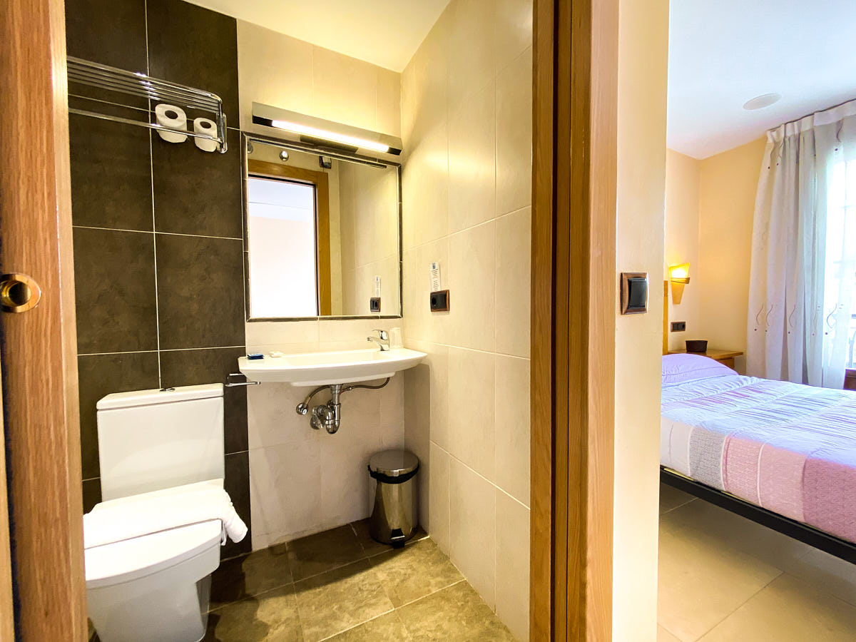 Dormir en Berlanga de Duero Habitación 103 aseo