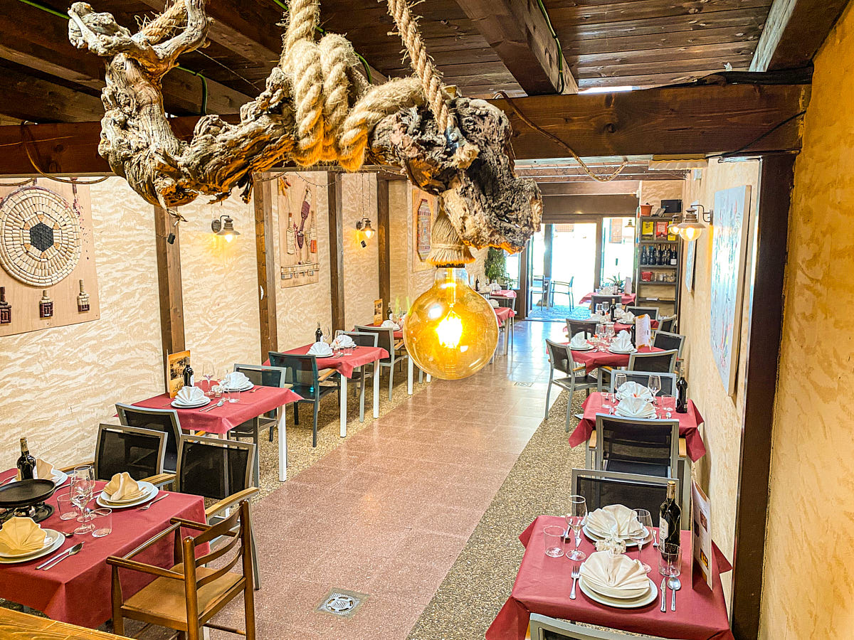 Bar en Berlanga de Duero del Hostal Ainoa bombilla