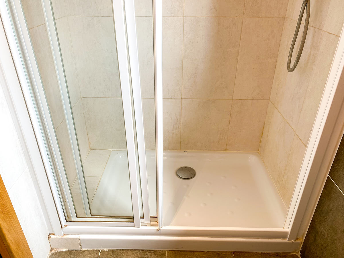 Dormir en Berlanga de Duero Habitación 102 mampara